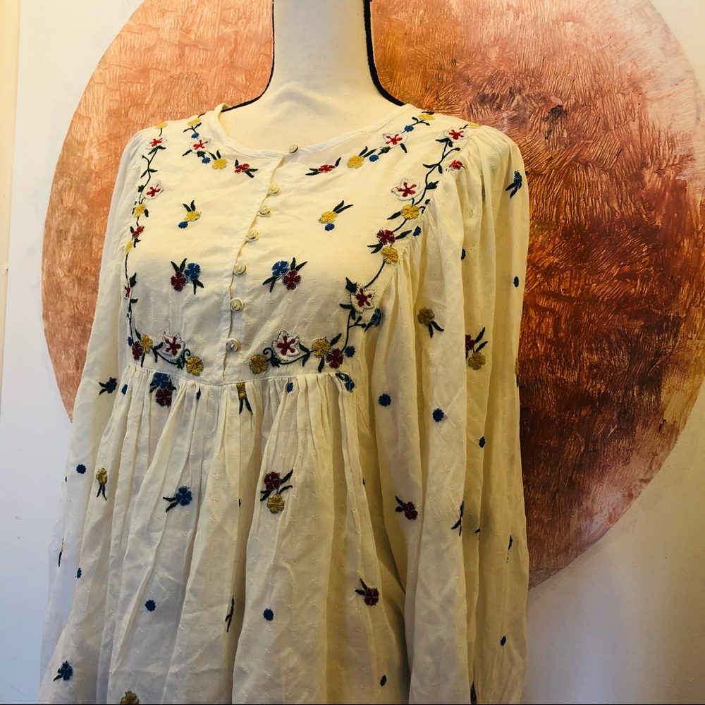 Free People Blouse | White and embroidered flowers | Unique sleeves | Size XS